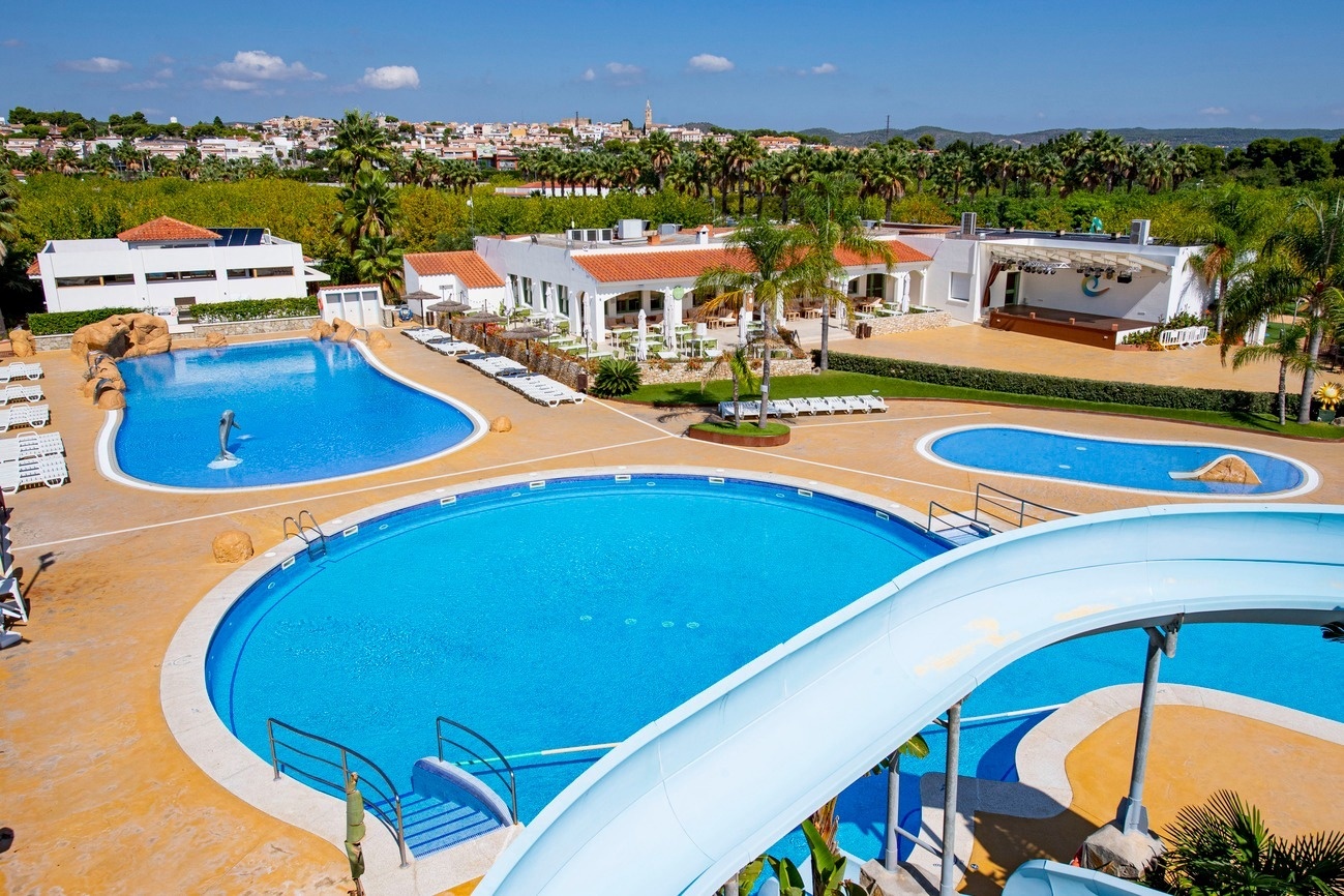 una piscina grande con un tobogán en el medio