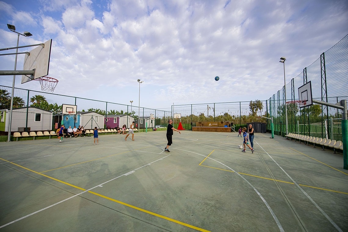 un grupo de personas están jugando baloncesto en una cancha