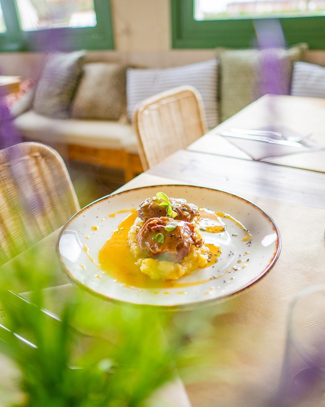 un primer plano de un plato de comida en una mesa