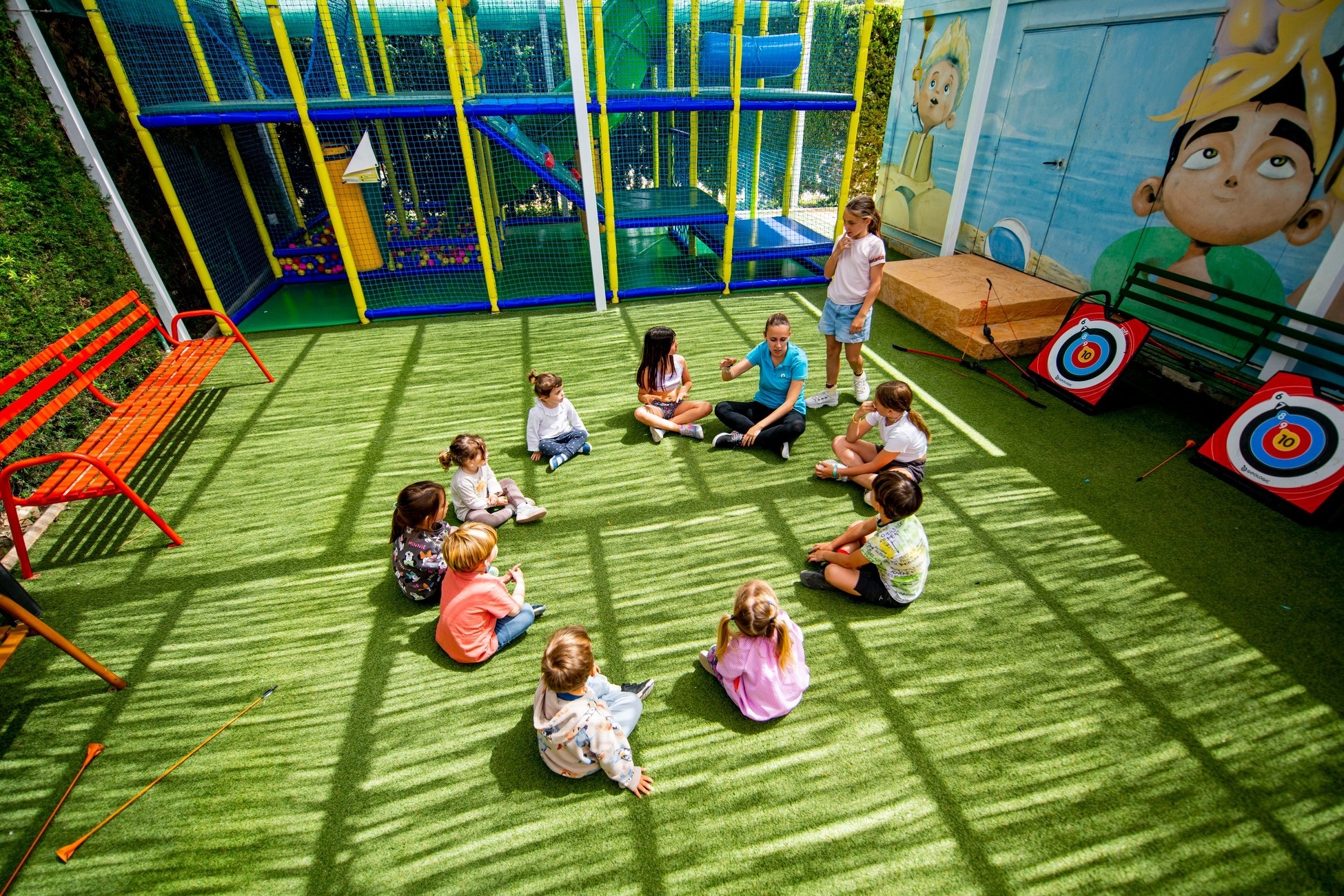 una playa con un árbol y un barco en el fondo