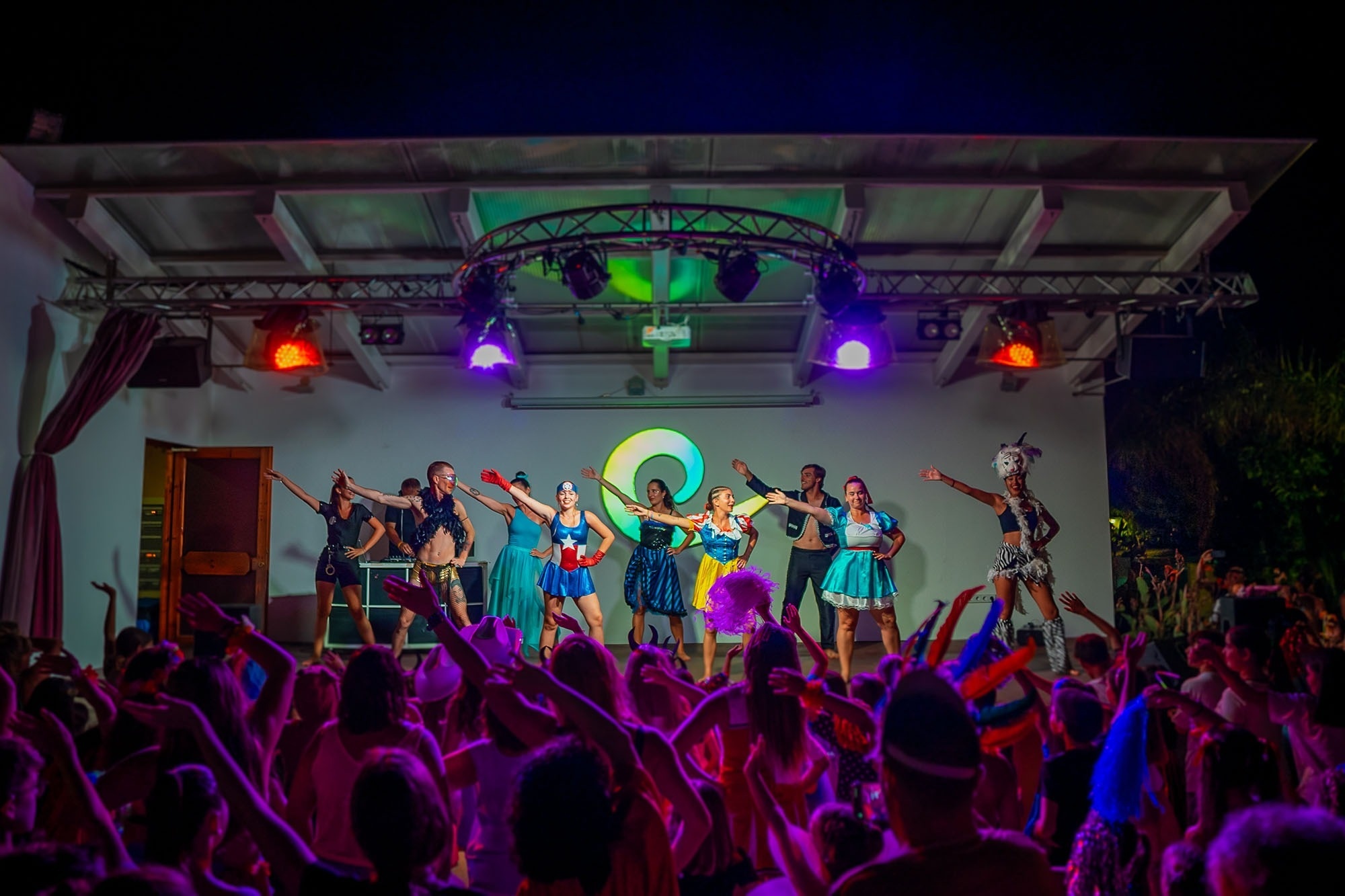 un grupo de mujeres están bailando en un escenario en un club nocturno