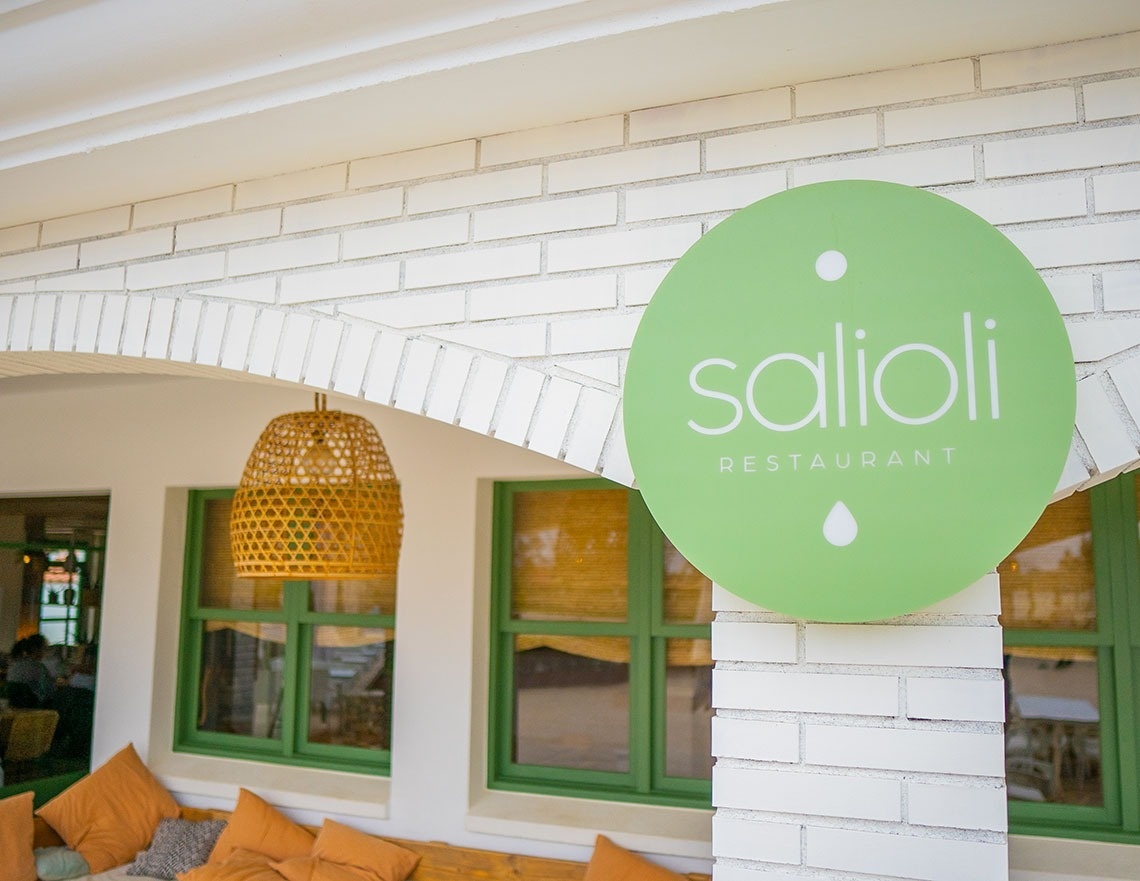 un restaurante salioli está ubicado en un edificio de ladrillo blanco