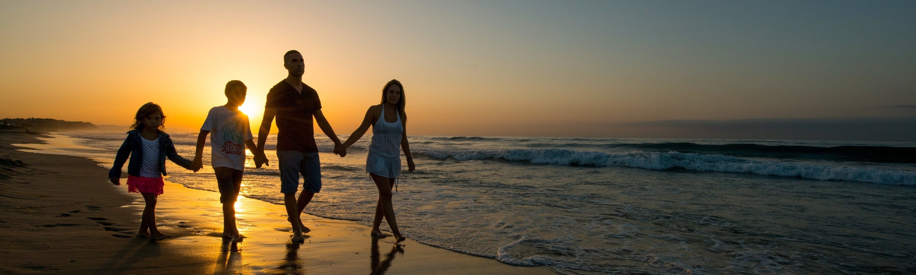 un grupo de personas está nadando en una playa tropical
