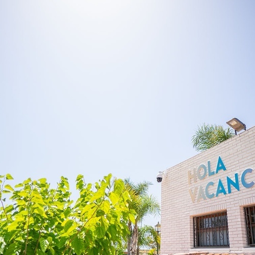 un edificio de ladrillo con la palabra hola vacances encima