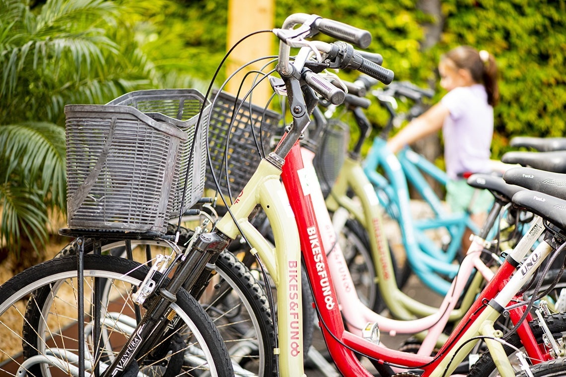 una fila de bicicletas con la palabra bikes & funoo en la parte delantera