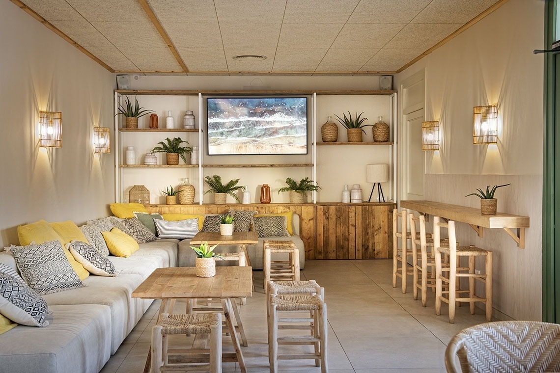 una habitación llena de muebles y una pintura en la pared