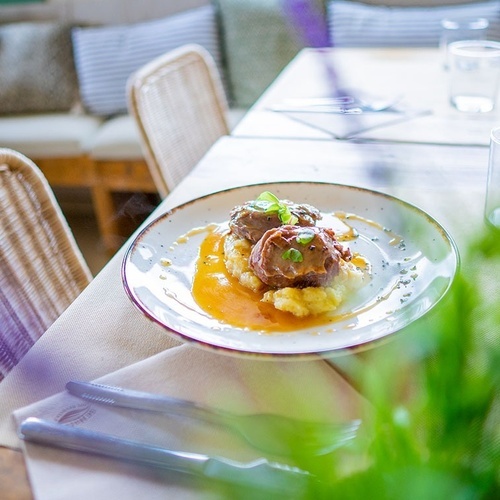 un plato de comida está sobre una mesa en un restaurante