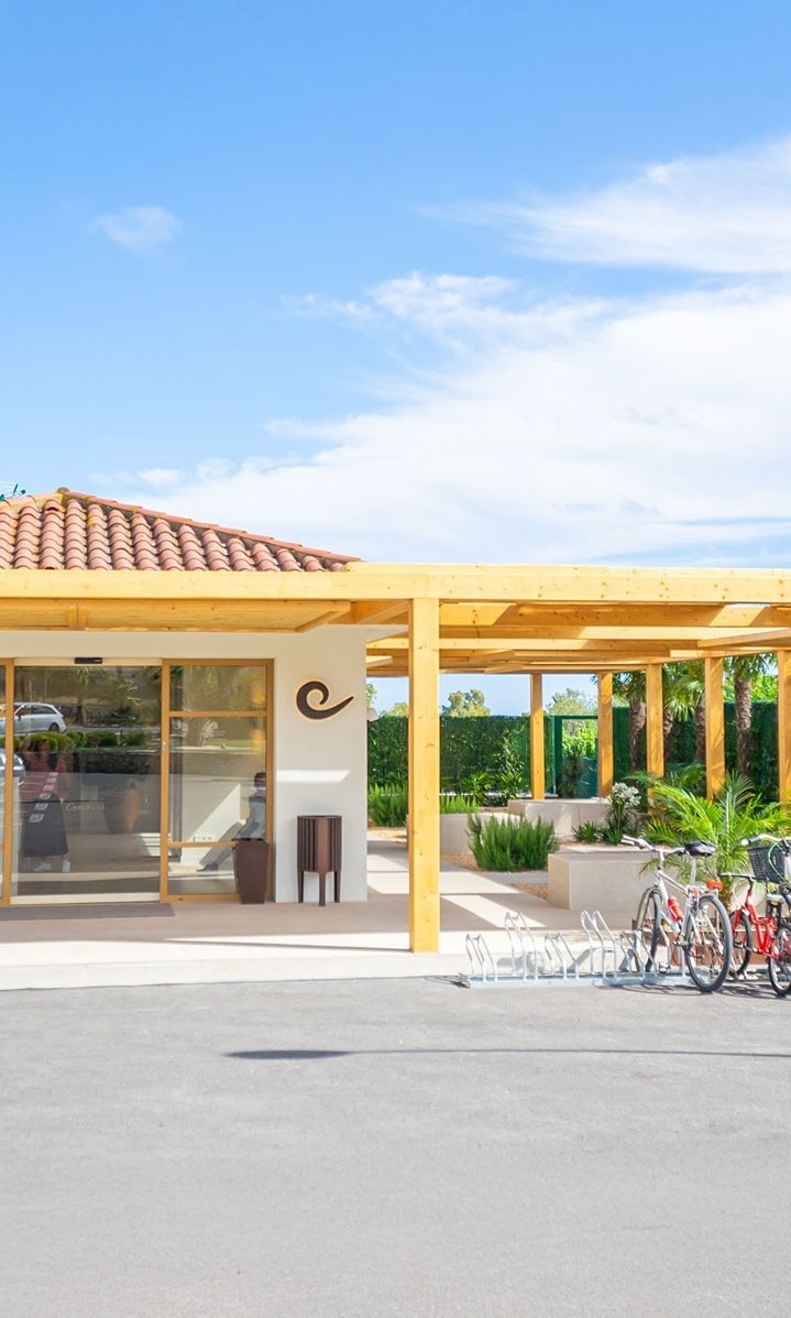 un grupo de personas nadando en una piscina con un tobogán