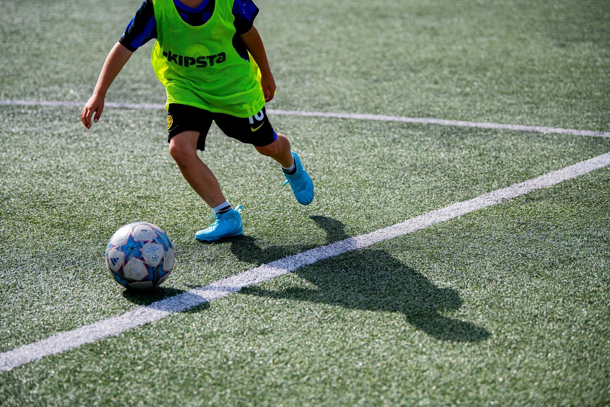 una familia camina por la playa tomados de la mano