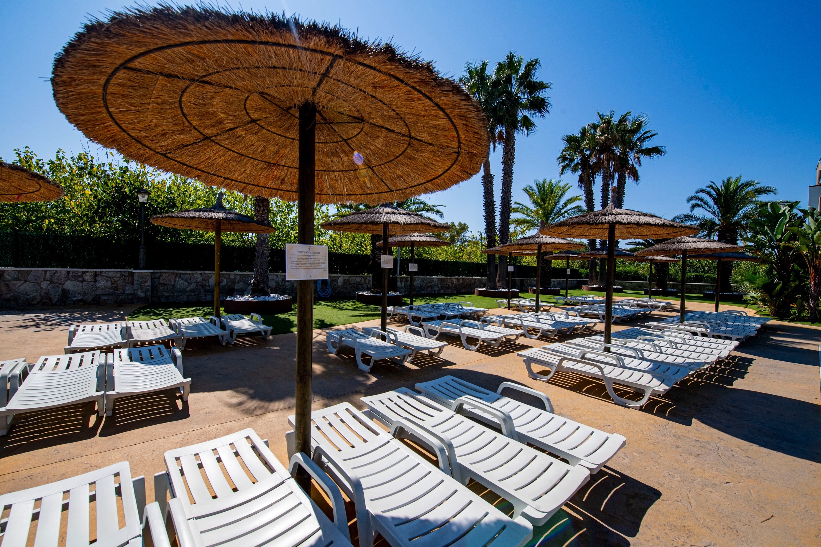 un niño se desliza por un tobogán de agua azul en una piscina