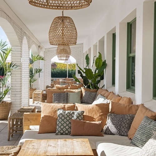 una terraza llena de muebles y una mesa de madera