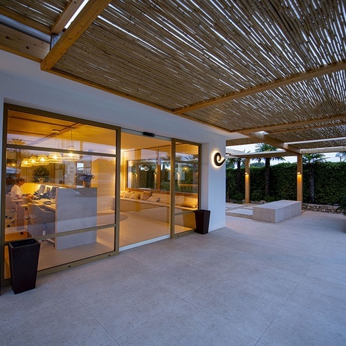 una puerta de vidrio conduce a la recepción de un hotel