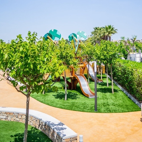un parque infantil con un tobogán en forma de árbol