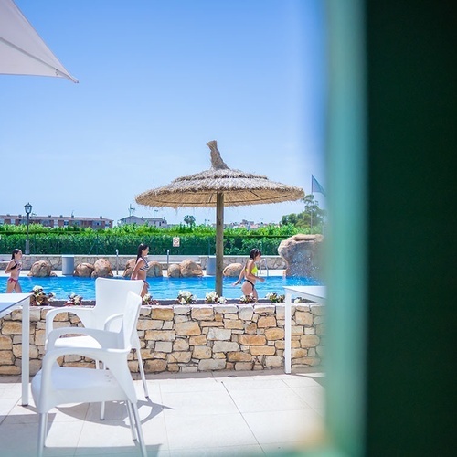una vista de una piscina a través de una ventana