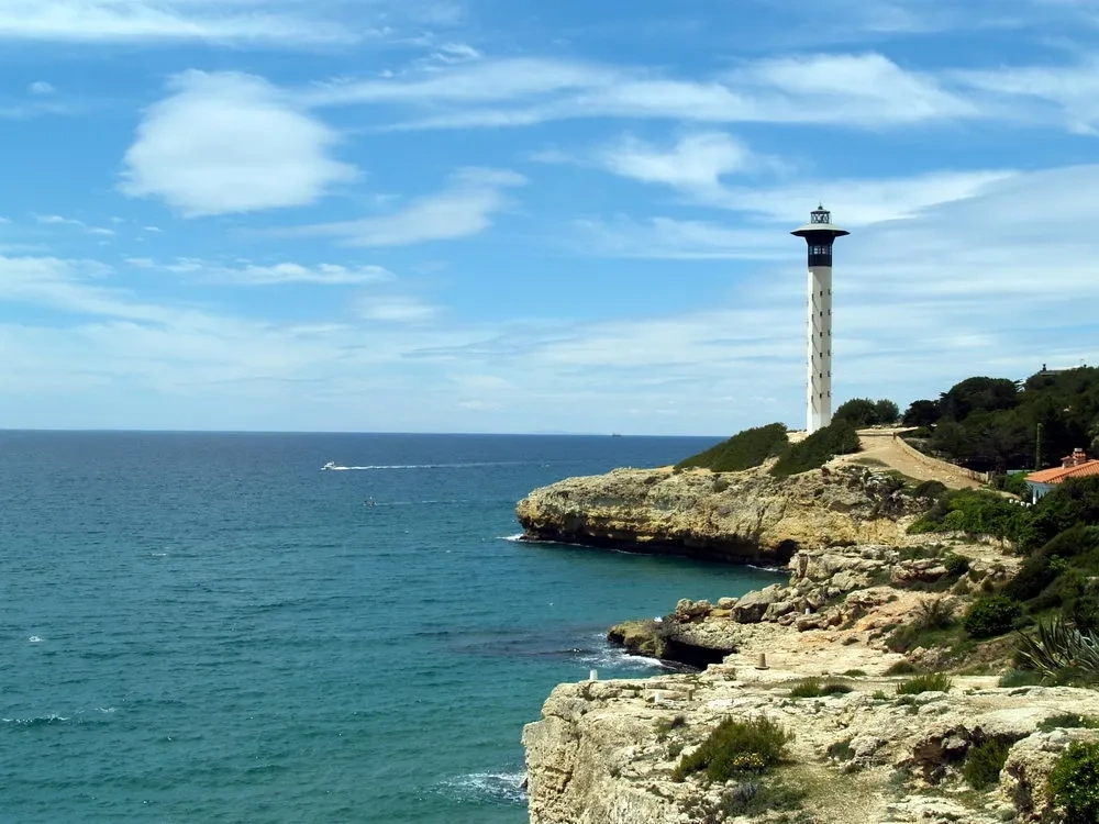 un baño con lavabos y espejos y un banco de madera