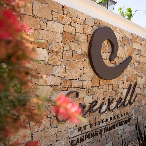 una pared de ladrillo con la palabra creuxell encima