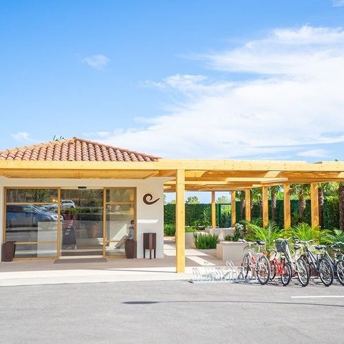 un edificio blanco con la palabra recepcion encima