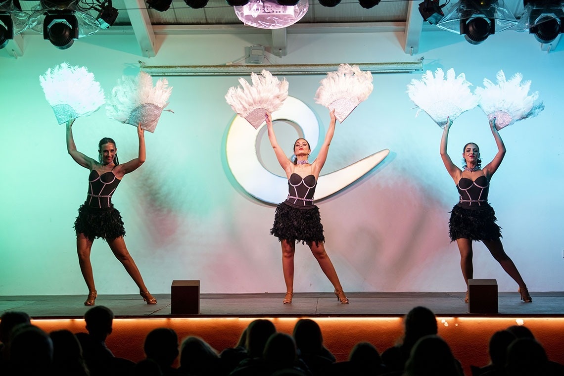 una piscina rodeada de palmeras y sillas de playa