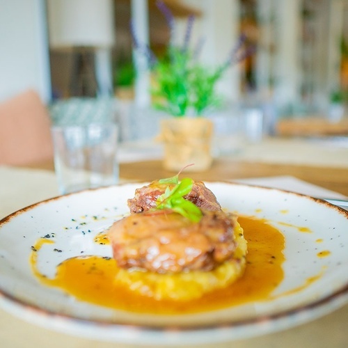 un primer plano de un plato de comida en una mesa