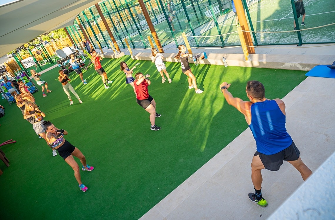 un hombre en una camiseta azul está dirigiendo a un grupo de personas