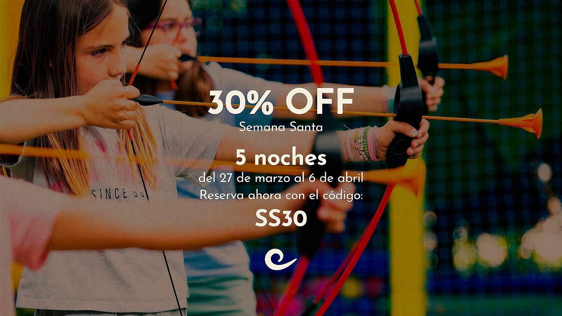 una familia se para en la playa al atardecer