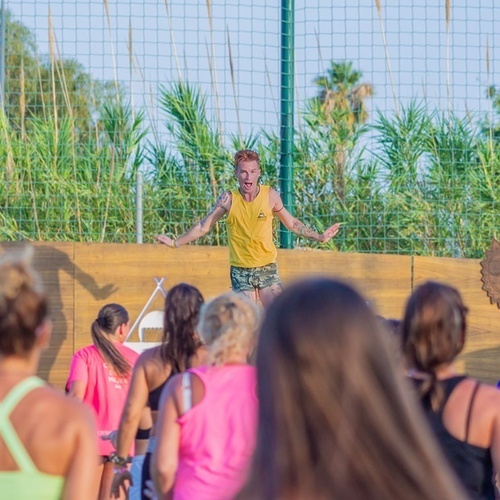 un grupo de mujeres están haciendo ejercicios en un parque