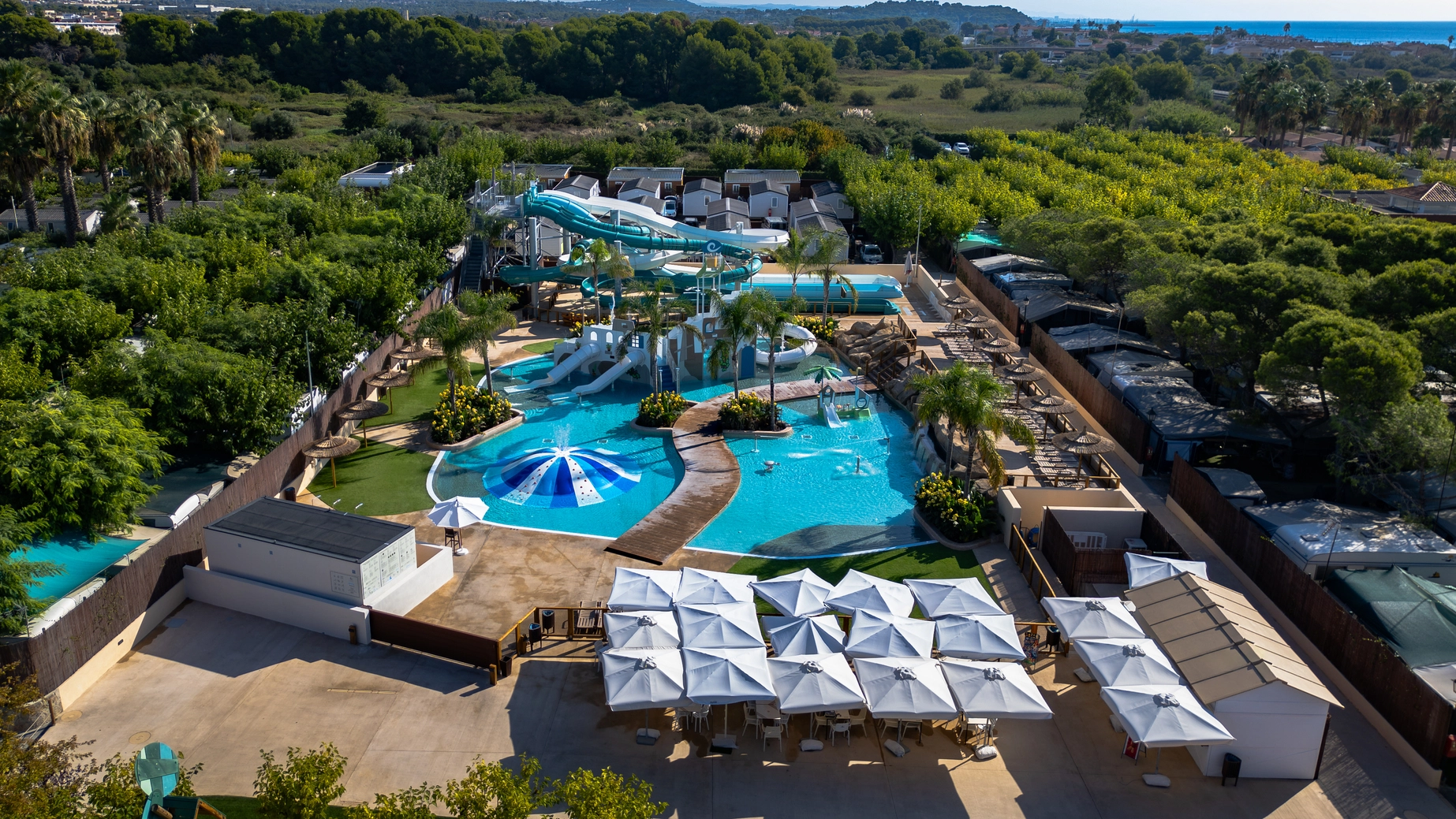 Resort acuático con toboganes y piscinas, perfecto paraCreixell Camping & Family Resort.