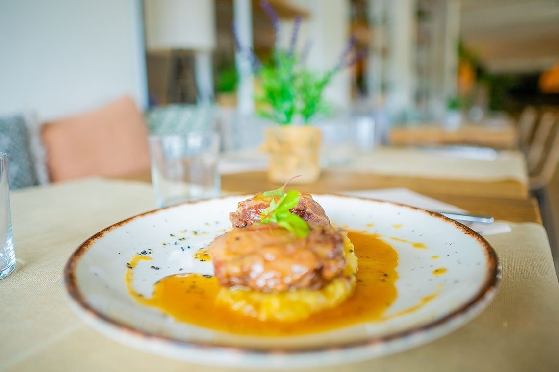 un primer plano de un plato de comida en una mesa