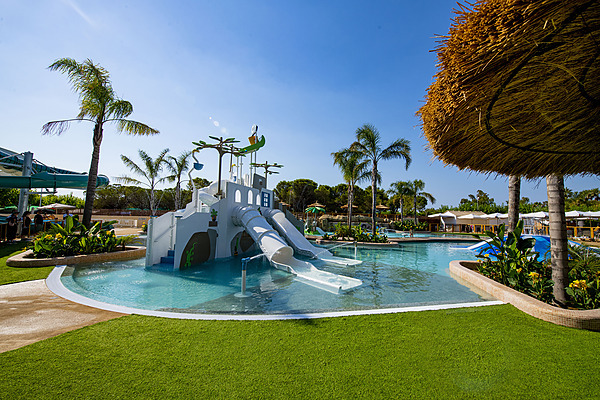 Parque acuático infantil en Creixell camping & family resort.