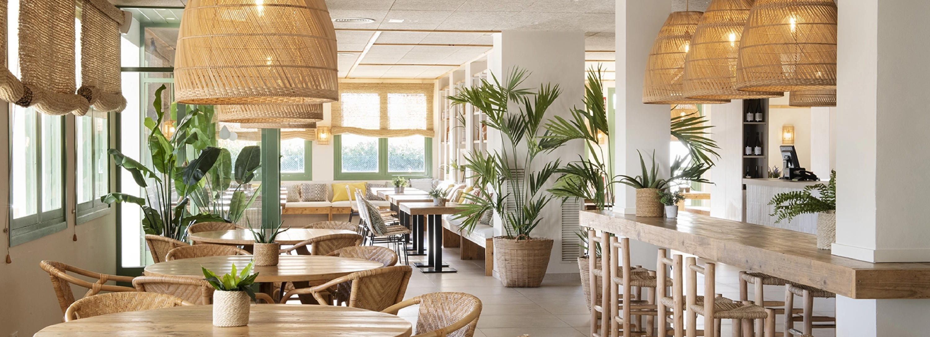 una mujer recibe un masaje en un spa rodeado de velas