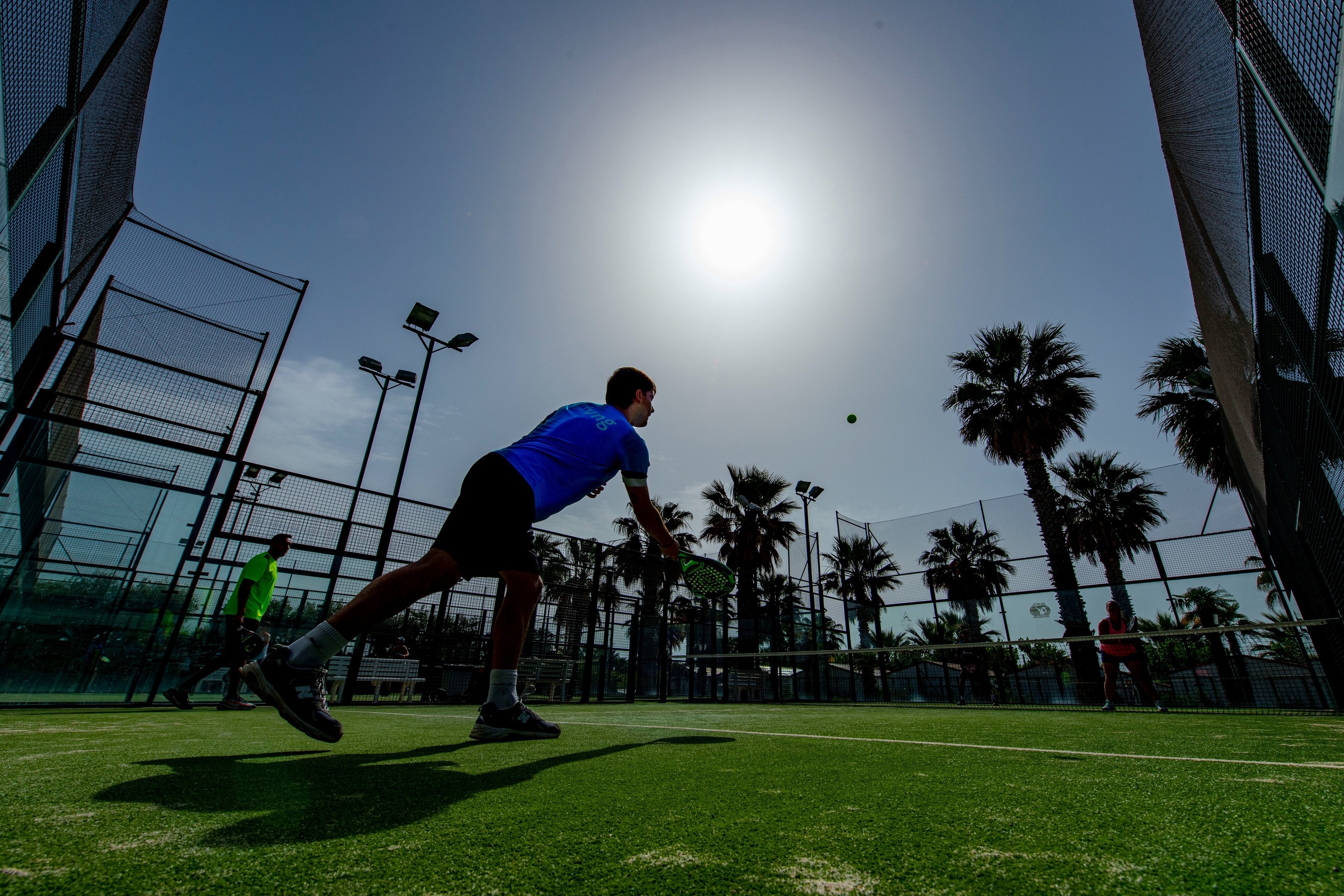 un hombre con una camisa azul y la palabra padel en la espalda