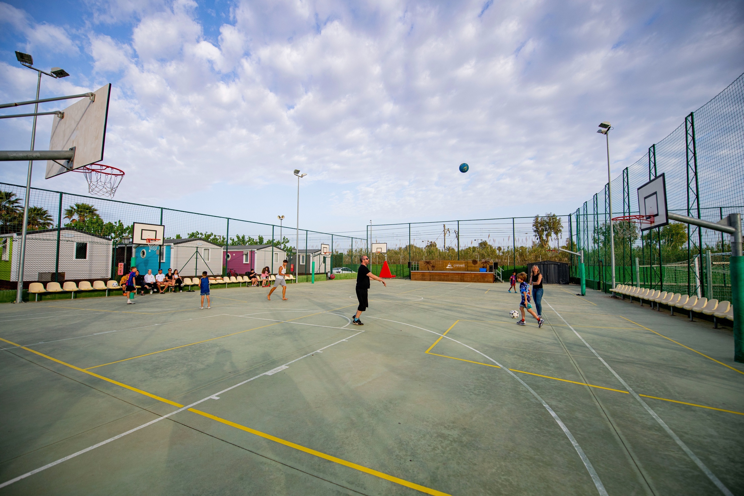 un grupo de niños están jugando baloncesto en una cancha