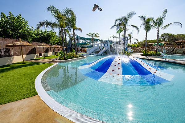 Atracciones acuáticas familiares en Creixell Camping & Family Resort.