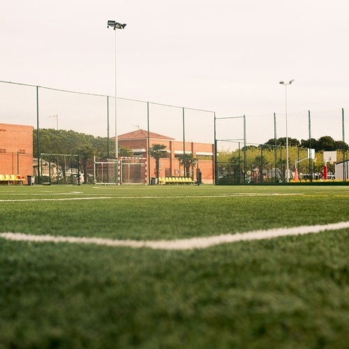 un campo de fútbol con una línea blanca en el medio