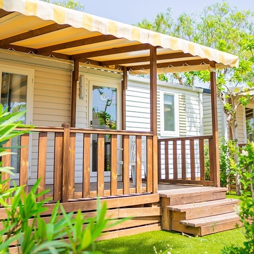 una casa móvil con una cubierta amarilla y blanca