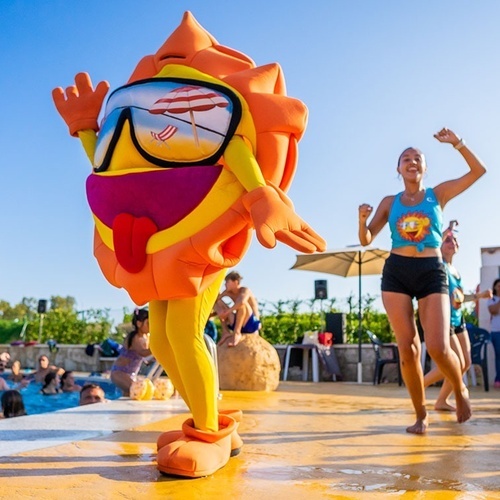una mujer baila junto a una mascota en una piscina