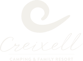 un logotipo blanco para un camping y resort familiar
