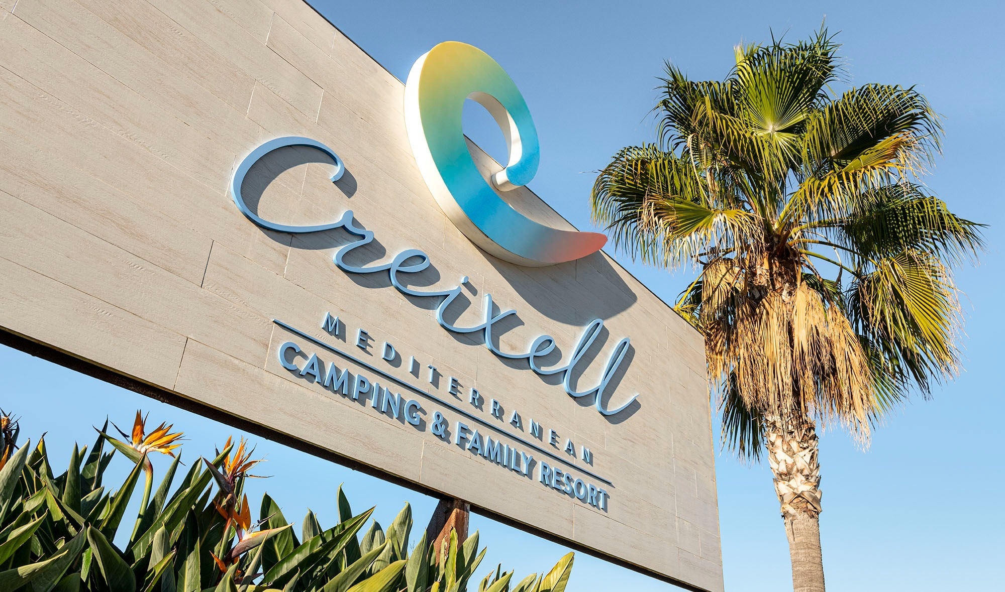 un grupo de personas se relaja en la playa en un día soleado