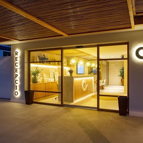 una puerta de vidrio que conduce a la recepción de un hotel