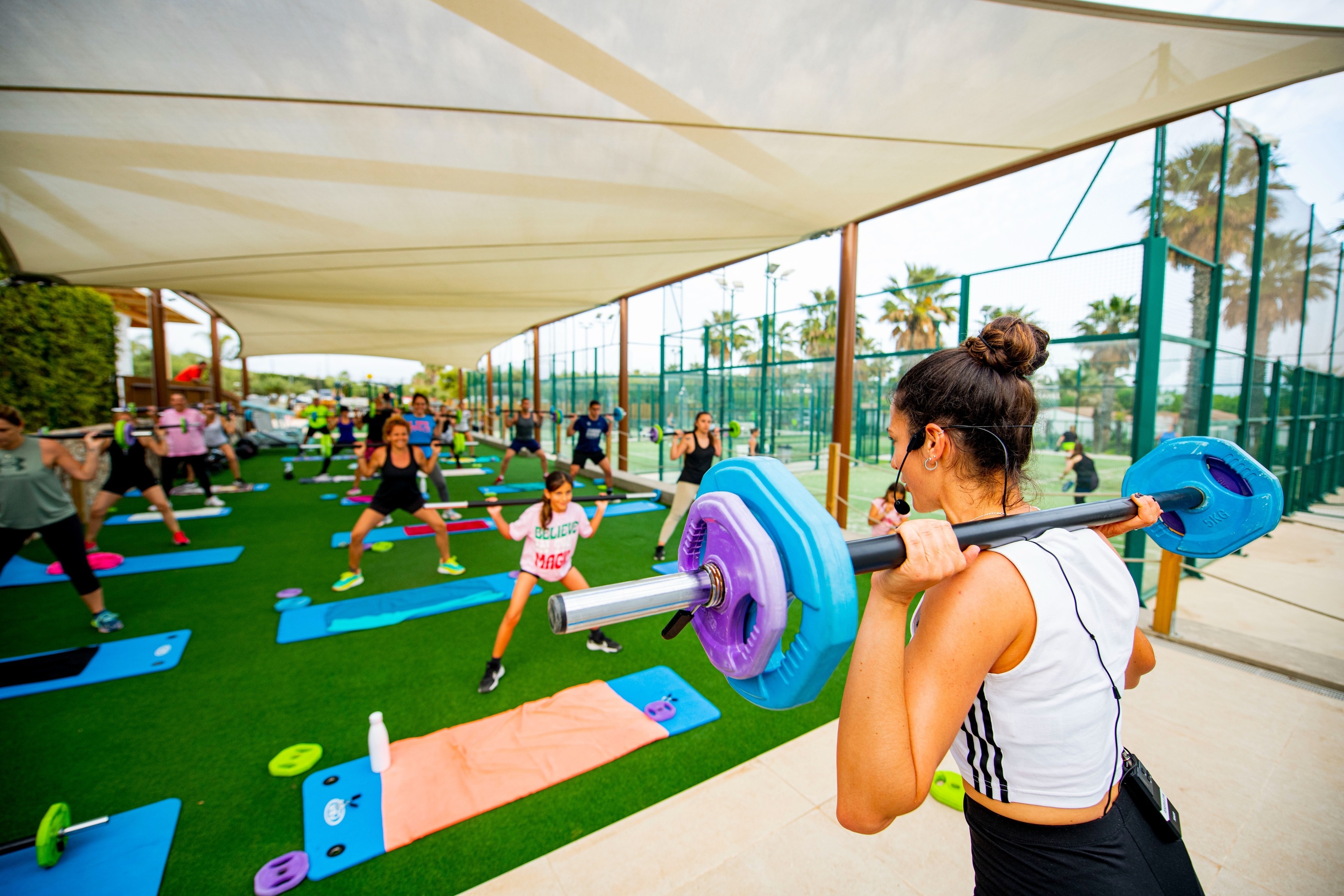 un grupo de personas están jugando baloncesto en una cancha