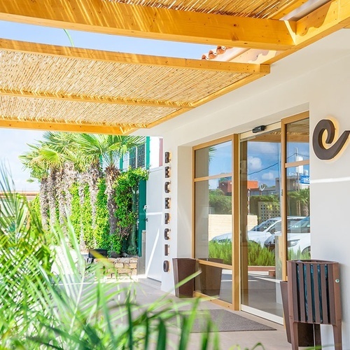 una puerta de vidrio con la palabra recepción encima