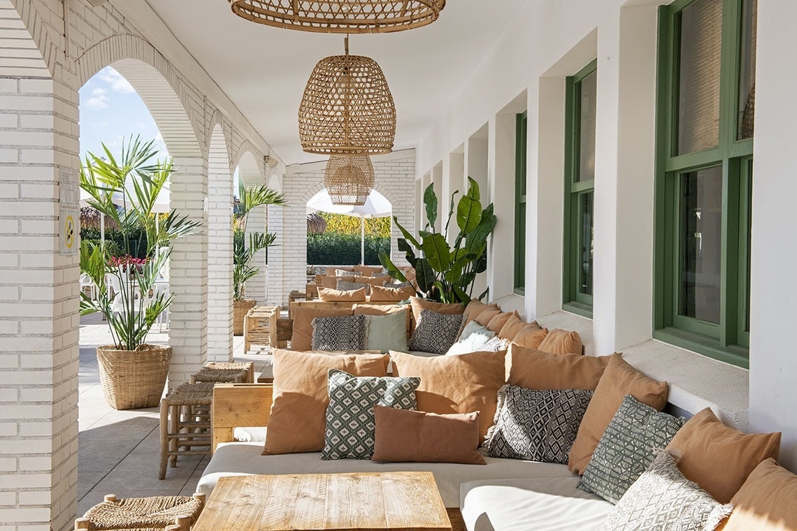 una terraza llena de muebles y una mesa de madera