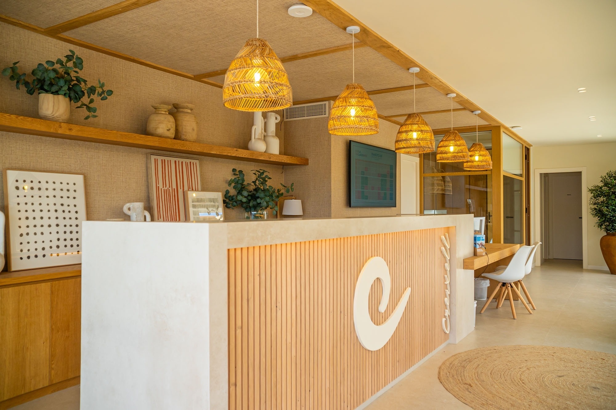 un mostrador de madera con la letra c en la parte superior