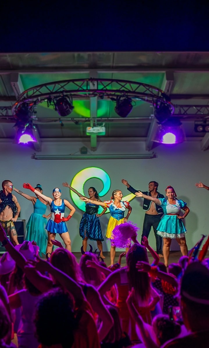 un grupo de mujeres están bailando en un escenario en un club nocturno
