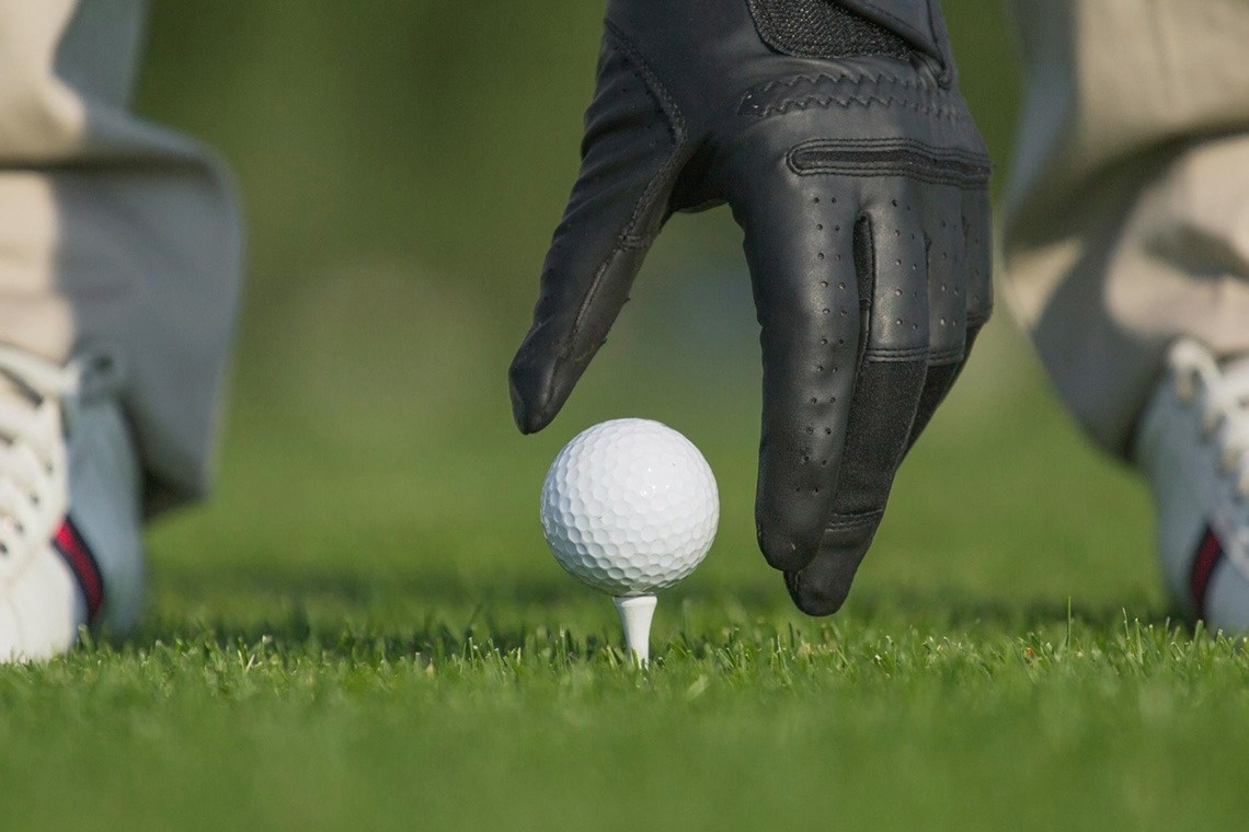 un baño con lavabos y espejos y un banco de madera