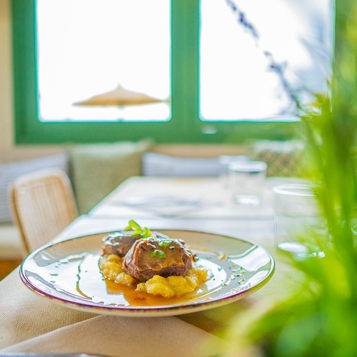 un plato de comida está sobre una mesa en un restaurante