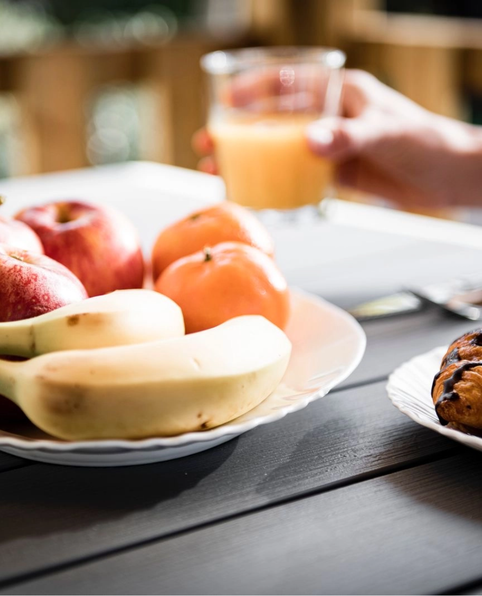 dos mujeres reciben un masaje en la espalda en un spa