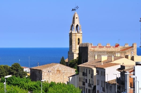 una piscina rodeada de palmeras y sillas de playa