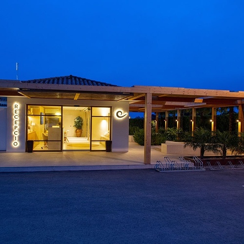 el edificio de recepción está iluminado por la noche