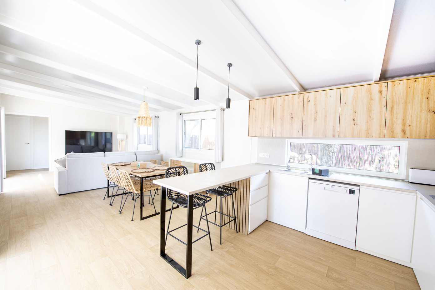 Chambre d'hôtel avec coin repas, cuisine et salon. Idéal pour votre séjour Creixell camping & family resort.